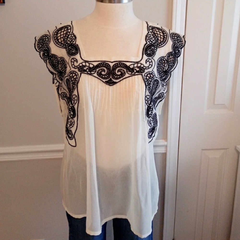 Thyme & Honey White/Black Embroidered Top Large